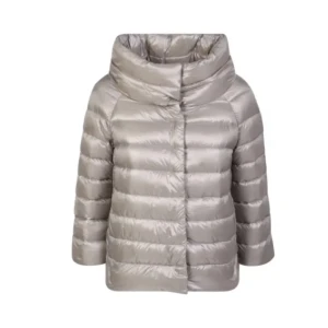 Herno jacka  - Funderar på att sälja min as söta jacka från Herno i jätte cool färg, som passar till alla tillfällen. Den är i Italiensk storlek 42 men passar mig som är en S (164 cm lång)💗Nypris 4.357kr