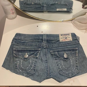 Jeansshorts true religion - Säljer mina jeansshorts från true religion som är perfekta inför sommaren alla diamanter och sånt sitter kvar!skriv vid intresse!