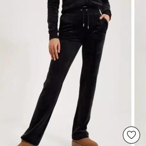 Svarta juicy couture byxor  - Säljer mina svarta juicy couture mjukis . Har använt dom fåtal gånger. Säljer för att jag har ett par andra jag använder mer. Inga defekter !