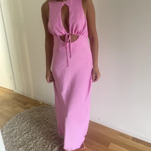 Klänning - Rosa klänning från Asos, helt ny. Jag är 160 o har storlek 40 säljer pga för stor. 