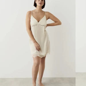 Nattklänning  - Nattklänning från Gina, helt ny men va för snabb med att dra av prislappen så kunde tyvärr inte returnera. För liten för mig så säljer därför vidare💕