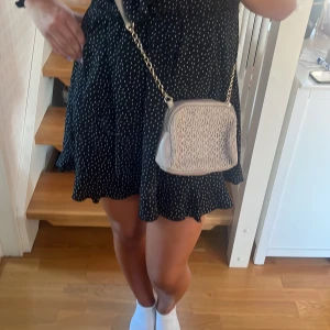 Söt väska med två fack - Jätte söt väskan som tyvärr aldrig kommit till användning. Den har två fack och även mindre fack inuti. 