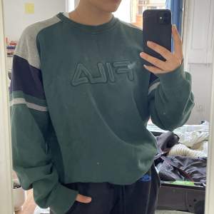 En sjukt snygg Fila sweatshirt. Har haft den i två år och älskar den, men använder den för sällan. Väldigt skön modell och passning på!