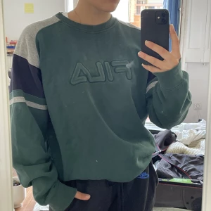 Fila sweatshirt - En sjukt snygg Fila sweatshirt. Har haft den i två år och älskar den, men använder den för sällan. Väldigt skön modell och passning på!