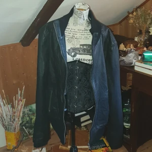 Läderjacka - Läder/skinnjacka från Ellos, vet ej om det är äkta läder men skickar mer än gärna bilder på alla lappar! 