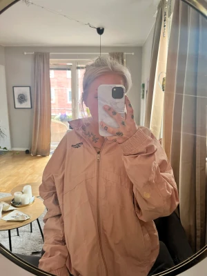 Sommarjacka från Reebook  - Snygg jacka perfekt för sommarkvällar, bra skick bortsett från en fläck man kan se på ärmen på bild 1, strl xs💕