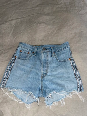 Levis shorts  - Snygga Levis shorts i storlek 23. Säljer dom för att jag aldrig använder dom och de är tråkigt att dom bara ligger i lådan och dammar. Dom sitter som en smäck på rumpan.