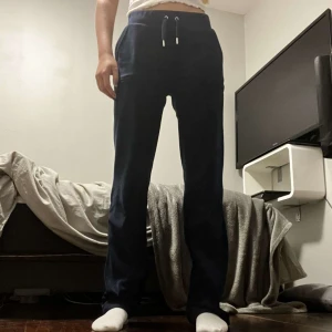 Juciy byxor  - ett par night sky juicy byxor har använt men inga skador eller märken mycket fina och i bra skick. Dom är köpta för 1100kr❤️