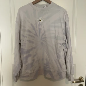 Tiedye sweatshirt - En tiedye aktigt sweatshirt från hm som släpptes tillsammans med doms collab med to all the boys i loved before. Den är ganska nopprig men det syns inte jättemycket. 
