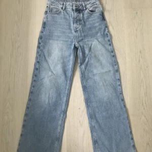 Jeans  - Jag har köpt dem på Bik bok Size: 24 