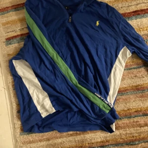 Ralph Lauren Halfzip - Snygg halfzip som är perfekt till sommarkvällar. Pris kan diskuteras vid snabb affär :)