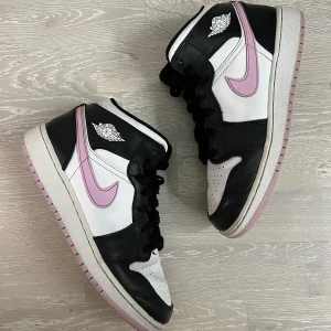 Jordans  - Air Jordan 1 Mid Arctic Pink. Bra skick, då jag endast använt dom fåtal gånger. Dessa är i storlek 40, men funkar som 39 eftersom det är små i storleken. Säljer dessa för 1200kr, köptes för 2900. Men pris kan diskuteras. Fraktar endast!!
