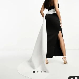 Aftonklänning - Klänning från ASOS i storlek 34. Köpt för 1400 använd 1 gång. Skriv för fler bilder på klänningen.