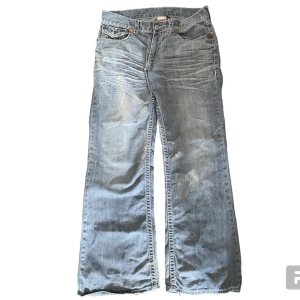 true religion jeans - feta trueys för frågor skriv i dm innerben 77 ytterben 108  midja 45