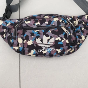 Adidas barn/herr väska - Adidas väska till barn/herr den är bra kvalitet och är bra om du vill lägga något där den är också stor.