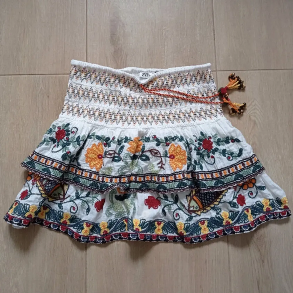 Jättefin somrig kjol från Zara som går att knyta fram💖 Använd fåtal gånger🤍Kjolen är i storlek M men passar mig som bär S💕. Kjolar.