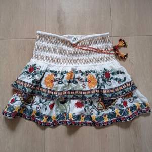 Jättefin somrig kjol från Zara som går att knyta fram💖 Använd fåtal gånger🤍Kjolen är i storlek M men passar mig som bär S💕