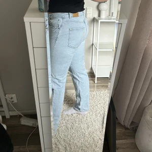 Jeans  - Jeans från Gina tricot med hål i  Stl 44, kan ha krympt lite så 44/42 skulle jag säga   I sparsamt skick 