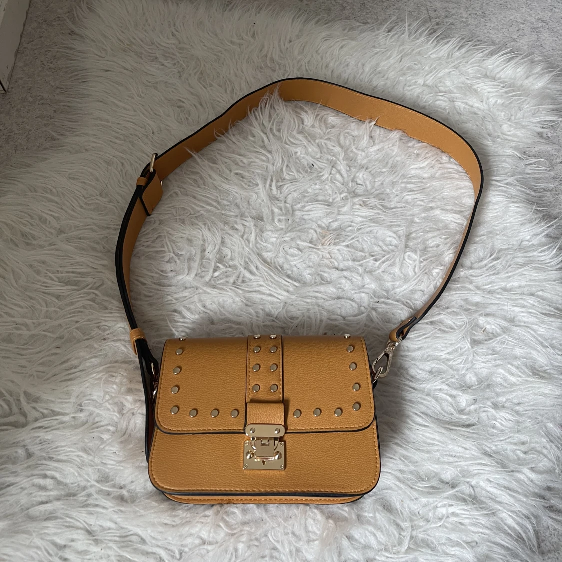 Mindre axelremsväska  - 90