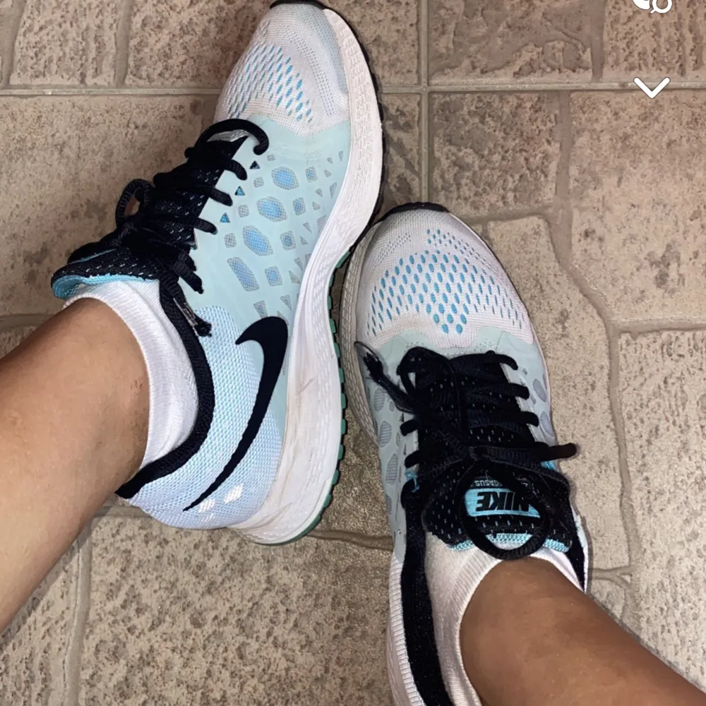 Säljer mina gamla träningsskor från Nike som är för små. Dom är använda en den men ser fortfarande superfina ut och är fortfarande fräscha skor. Dom tvättas innan dom skickas om det önskas! Skorna är i storlek 36 och köpta från Nikes hemsida!❤️. Skor.