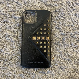 mobilskal - FINNS KVAR! säljer det här fina mobilskalet från ideal of sweden som jag tidigare köpte från plick men tyvärr inte passade. det stog att det var till iphone 11 pro men kom privat för att veta mått💕