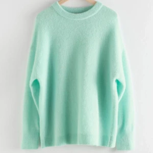 Stickad tröja Other stories - Jättesöt och mysig stickad ljusblå/turkos tröja från Other stories i alpackamix💙 väl använd men bra skick! Storlek XS men sitter som en S.