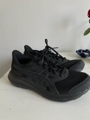 Asics springskor/sneakers  - Sneakers från asics -JOLT 4. Aldrig använda. Nypris: 699kr   Yttermaterial: Konstmaterial/textil Foder: Textil Innersula: Textil Sula: Plast Fodertjocklek: Tunt foder Tyg: Mesh