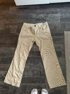 low waisted jeans  - Använd ett par fåtal gånger annars legat i garderoben 