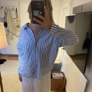 Skjorta med rosett i nacken  - Somrig blus/skjorta. Tunt och flowigt material