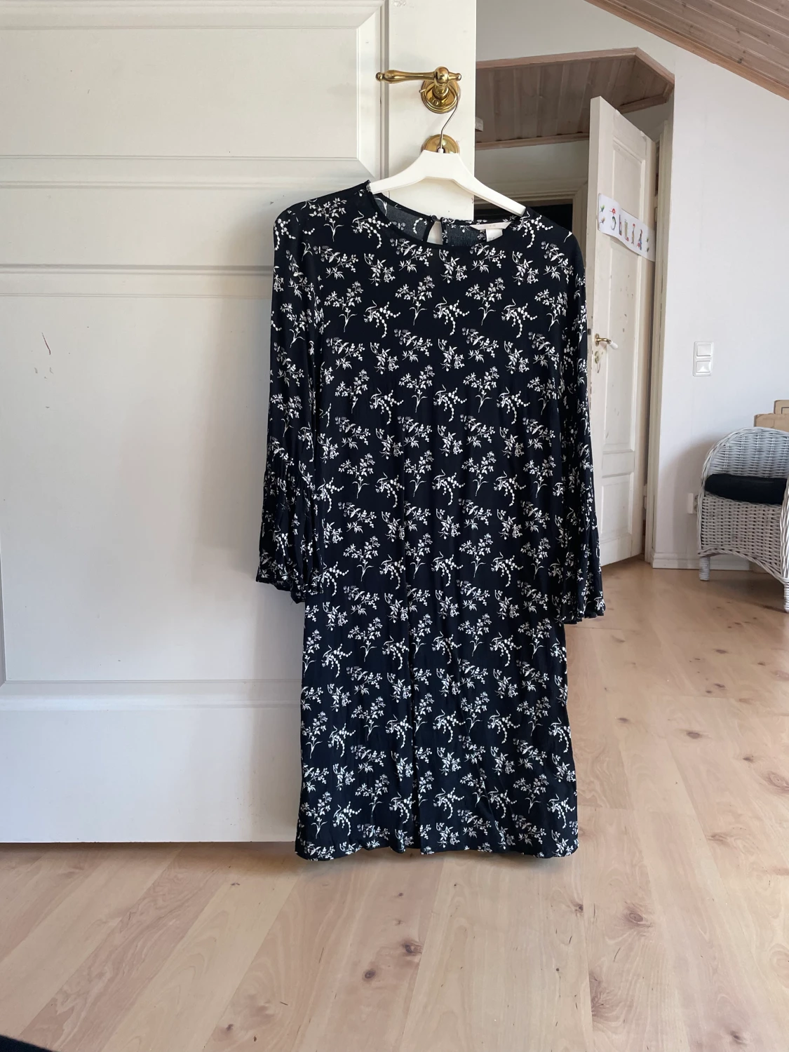 Klänning med volang på ärm