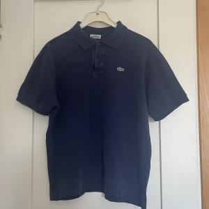 Lacoste pike  - Säljer min Lacoste piké på grund av att jag inte använder den något mera, absolut inget fel på tröjan har bara tröttnat på den. I grymt skick, hör av er vid intresse 