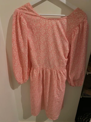 Rosa klänning  - Säljer denna fina klänning! I fint skick, endast använd en gång. I storlek S.🤍
