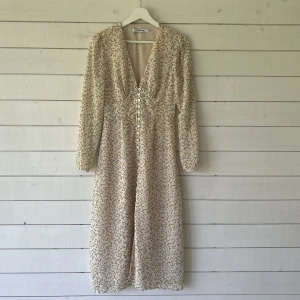 Adoore Paris dress - Adoore Paris dress i white Lemon. Använd några gånger och i fint skick. Finns en liten anmärkning vilket visas på sista bilden, är på sidan av klänningen och syns inte om man inte kollar på klänningen väldigt noga. 