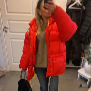 Fjällräven jacka - Jag säljer nu min röda fjällräven jacka som är använd en säsong. Det är en XS men passar som en S också! Inga slitningar, eller skador finns. Hör av er vid mer frågor❤️