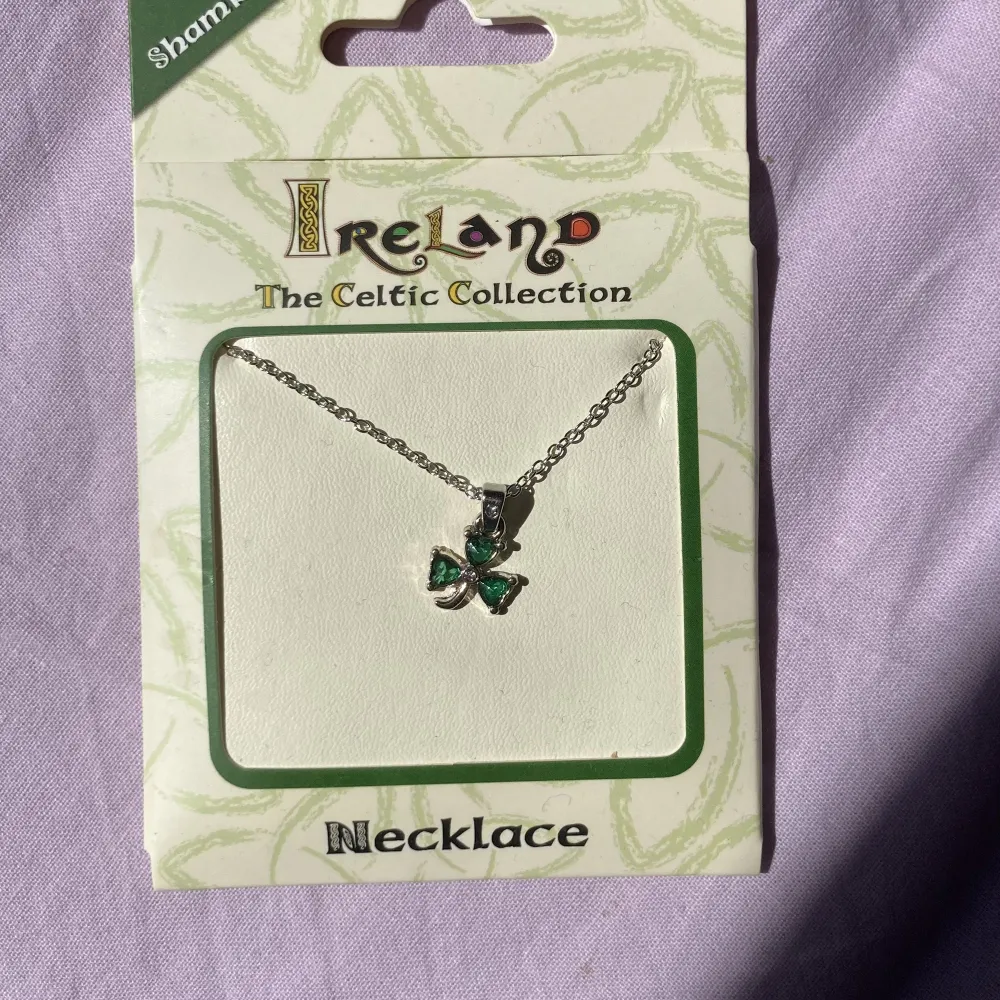 Fint treklöver halsband oöppnat från Nordirland!  Priset kan diskuteras ★ . Accessoarer.