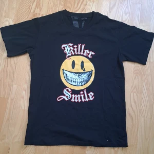 Vlone tshirt - Vlone t-shirt "killer smile" Stl M passar L.