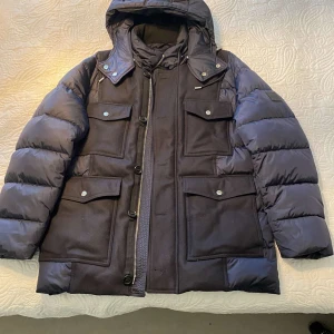 Hugo Boss jacka - Hej jag säljer min vinterjacka som aldrig kom till användning. Modellen heter Dakil och den har  väldigt hög kvalité.  Den är slutsåld överallt och har en väldigt stor efterfrågan. Hör av er om ni har några frågor eller funderingar!