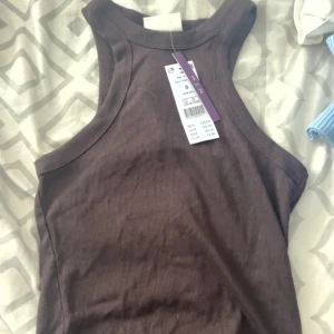 Topp - Säljer denna jätte fina toppen från Gina då den är för stor. Aldrig använd till och med lappen kvar, skulle lämnas tillbaka men glömde bort den i gardinen. Kvitto finns! Bud😊