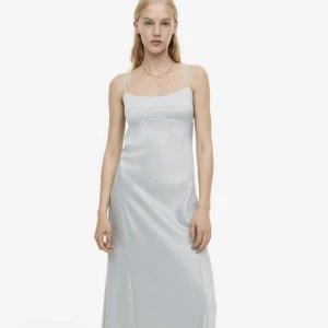 Satin klänning - Säljer en superfin grå satinklänning. Storlek S