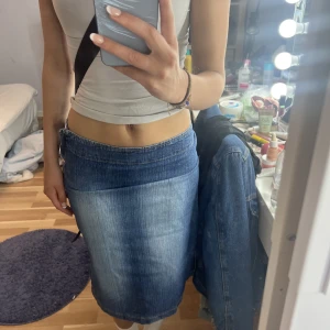 Lång Jeanskjol - Köpt secondhand, skit snygg att ha som lågmidjad men funkar även som högmidjad, dragkedja på sidan. Köparen betalar frakt 🌺
