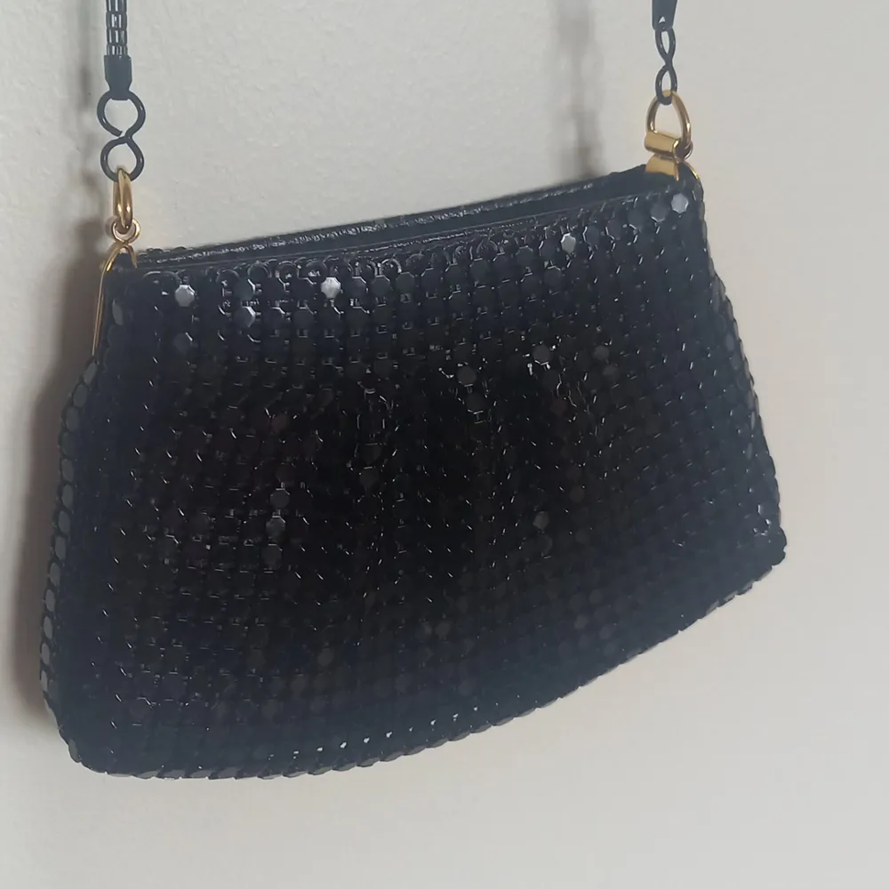 This mini purse is barely used, no damage. It has metal hardware and a zipper with space inside to fit cards, keys and cash. Inner pocket about 9cm at the top. 15cm at the largest point across. 60cm from top of strap to bottom of purse.. Väskor.