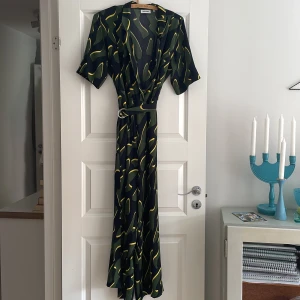 Byxdress - Dunderskön byxdress från Weekday. Sval och tunn, kan stylas både till vardag och fest. Ett kap!