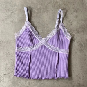 Lila spetslinne - Lila linne från H&M med spets. Bara använd få gånger. Bra kvalitet. Du står för frakten.