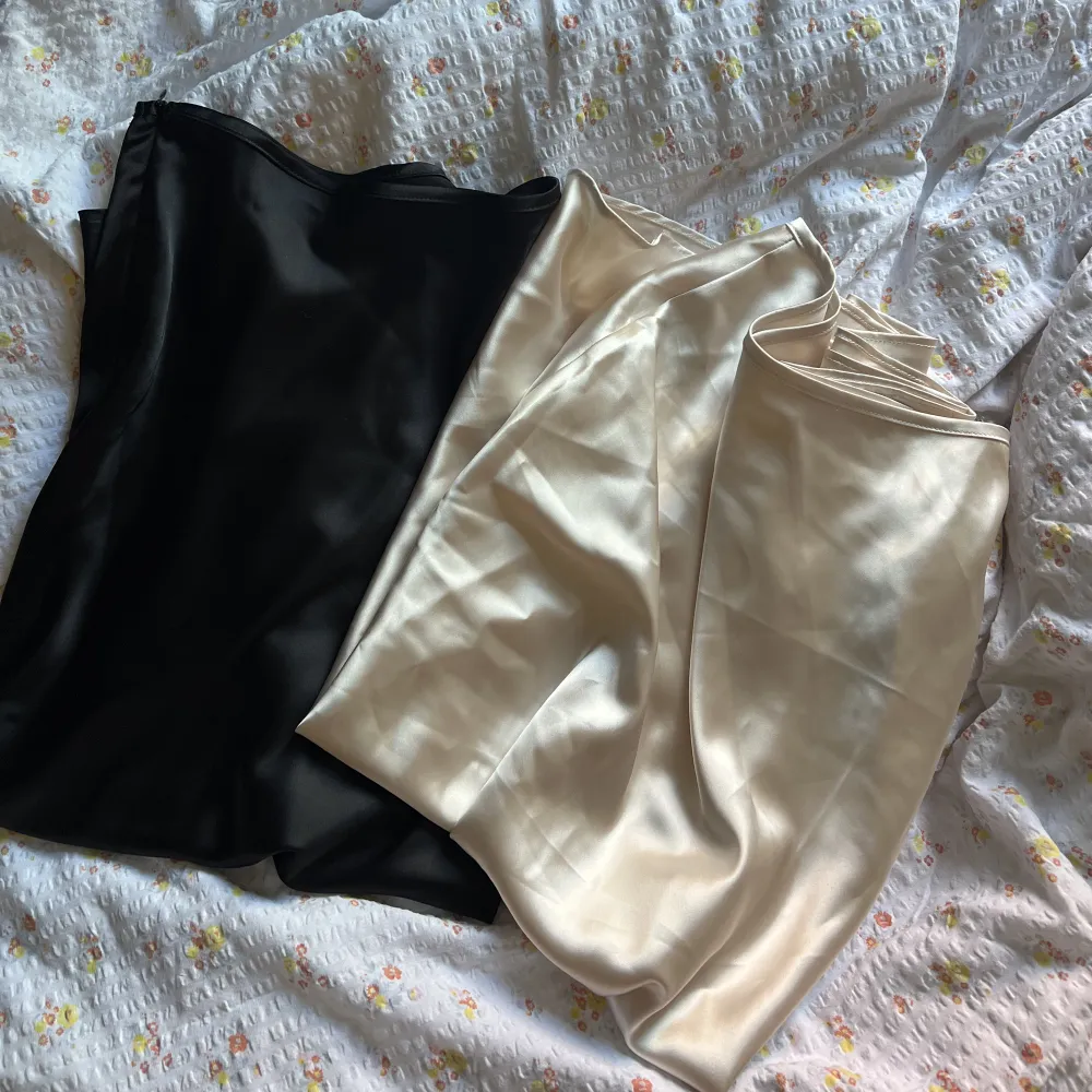 2 st kjolar i ’midi’-längd från Cider, aldrig använda. 1 för 200kr, båda för 350kr💕 Finns dragkedja i sidan. Kjolar.