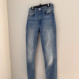 Skinny fit- och high waist jeans i storlek 158. En defekt (sista bilden), därav det låga priset. I övrigt är de som nya💕 Färgen är lite ljusare blå än första bilden. 