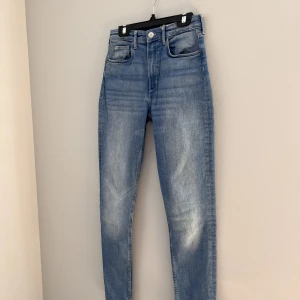 Jeans - Skinny fit- och high waist jeans i storlek 158. En defekt (sista bilden), därav det låga priset. I övrigt är de som nya💕 Färgen är lite ljusare blå än första bilden. 