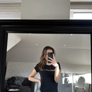 Calvin Klein t-shirt - T-shirt från Calvin Klein som tyvärr inte används längre. 