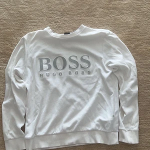 Hugo Boss tröja - Säljer min vita Hugo Boss tröja då den blivit liten på mig. Den är i grymt skick. 