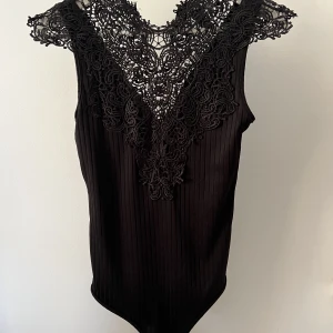 Body  - Snygg festlig body, använd ett fåtal gånger. Mycket bra skick