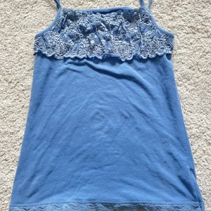 sött linne - den används tyvärr inte så mycket och tänkte att jag kunde sälja den så någon annan går med användning för den!! Den har inga defekter.